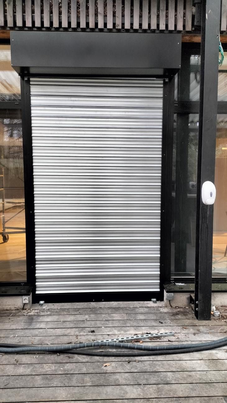 Porte fermée par un rideau métallique