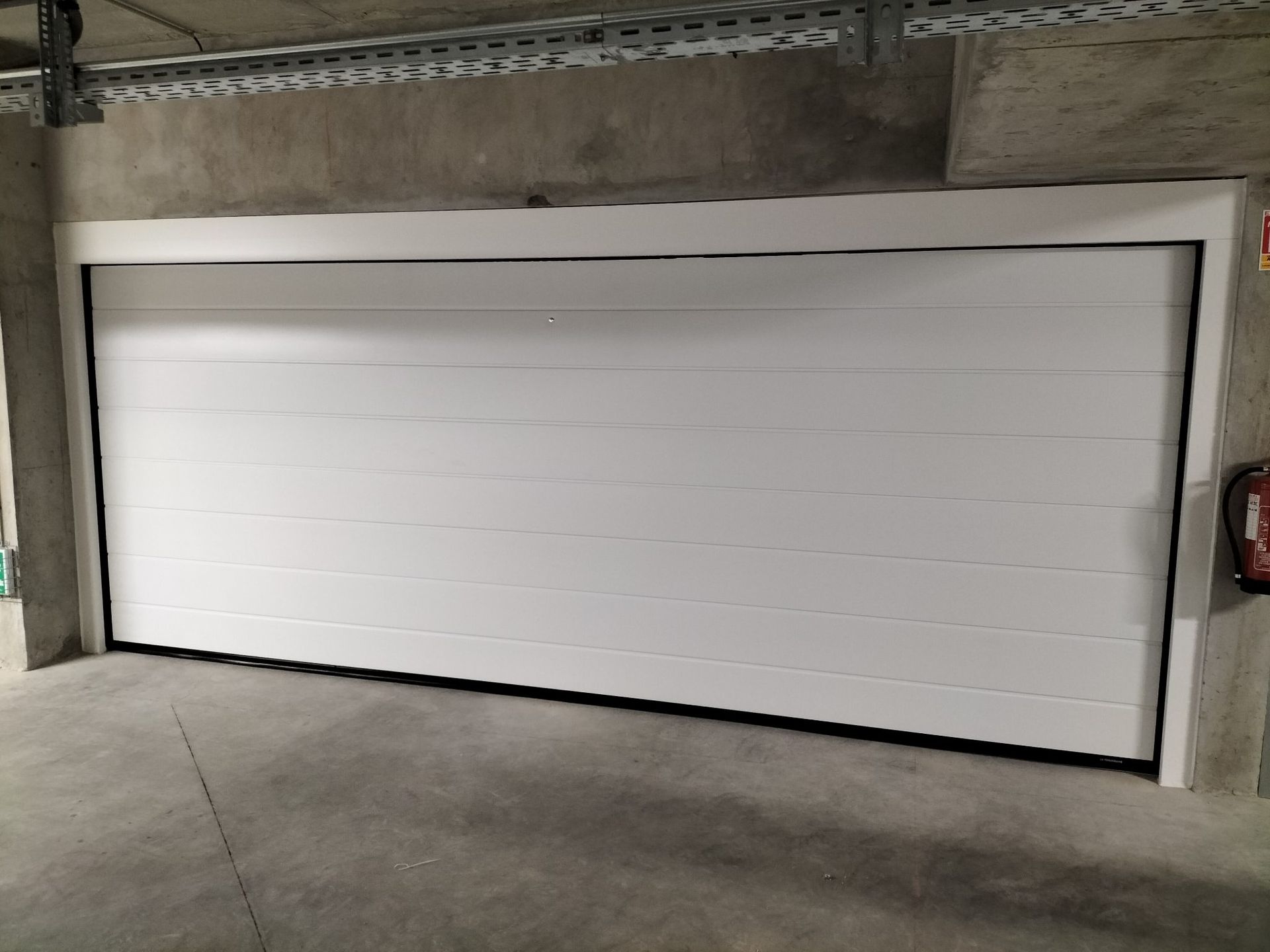 Une porte de garage blanche allongée