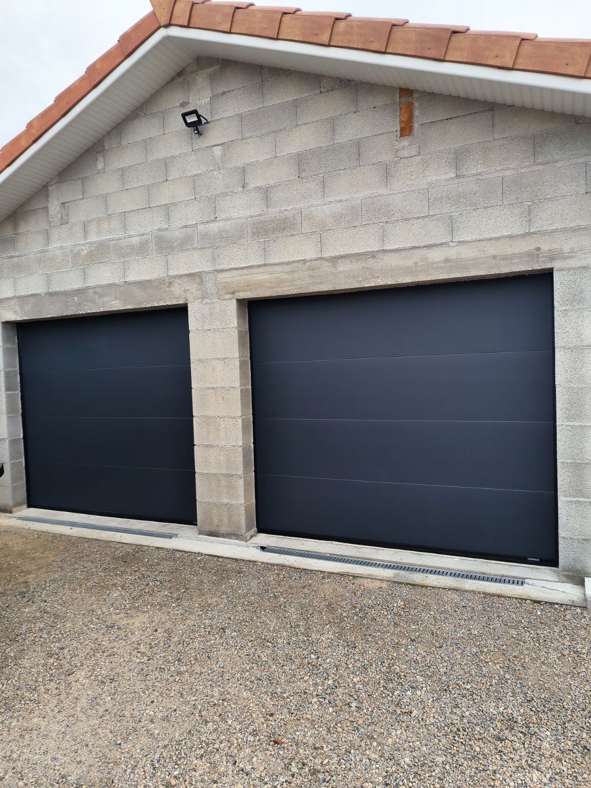 Deux portes de garage de couleur bleu