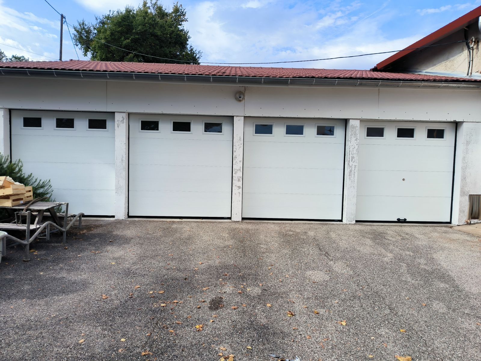 Plusieurs portes de garage blanches
