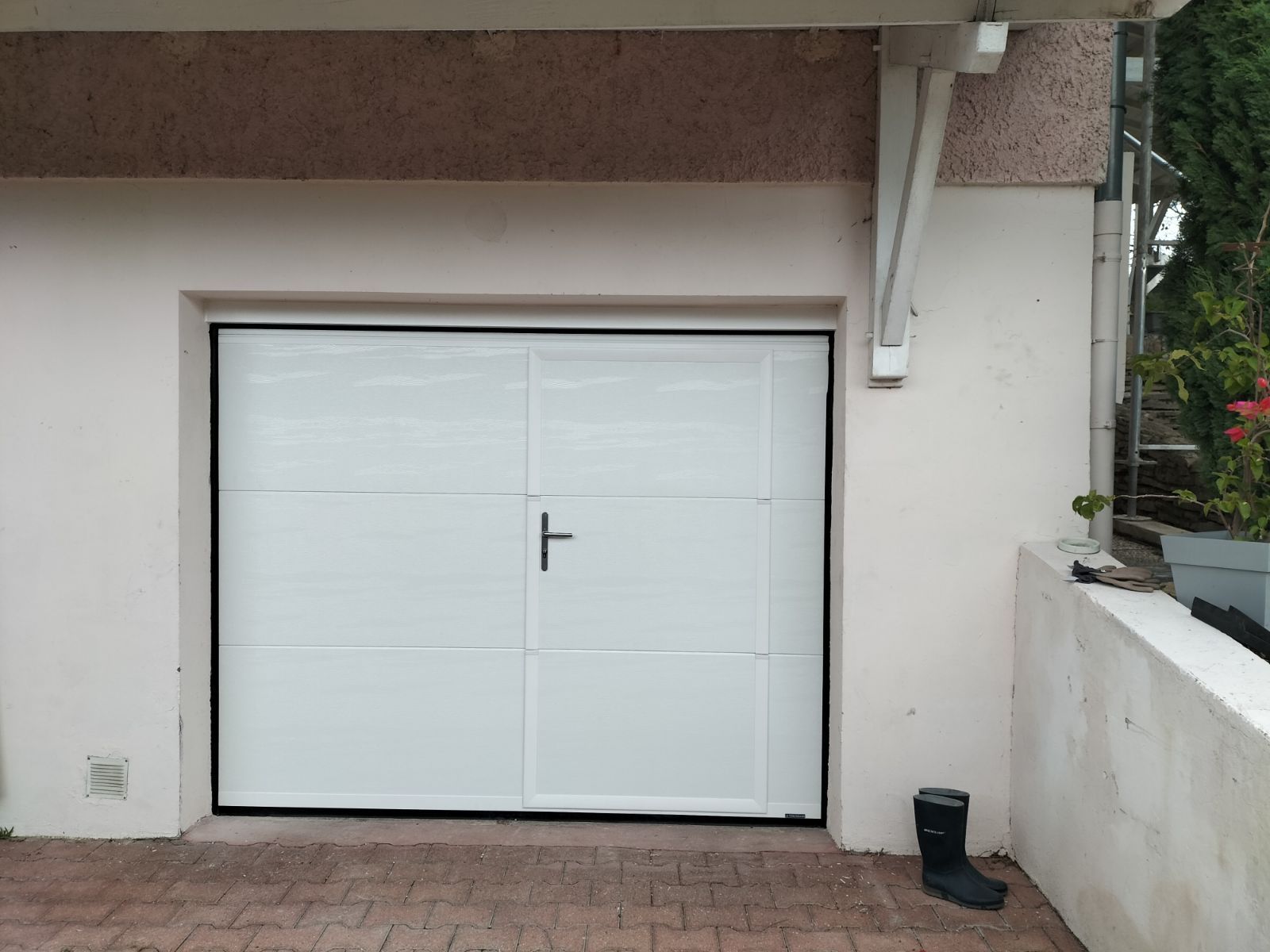 Une porte de garage blanche