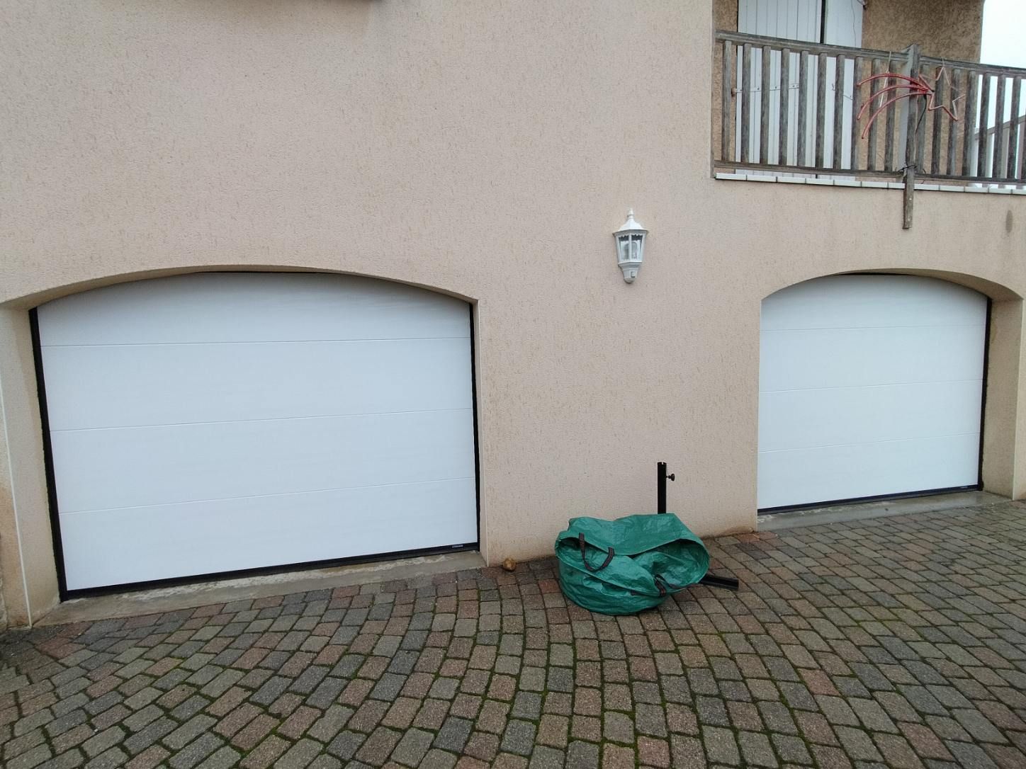 Deux portes de garage en forme arrondie
