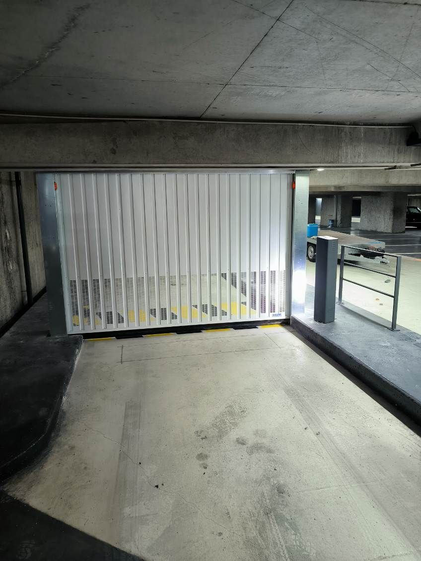 Intérieur d'un parking avec porte fermée