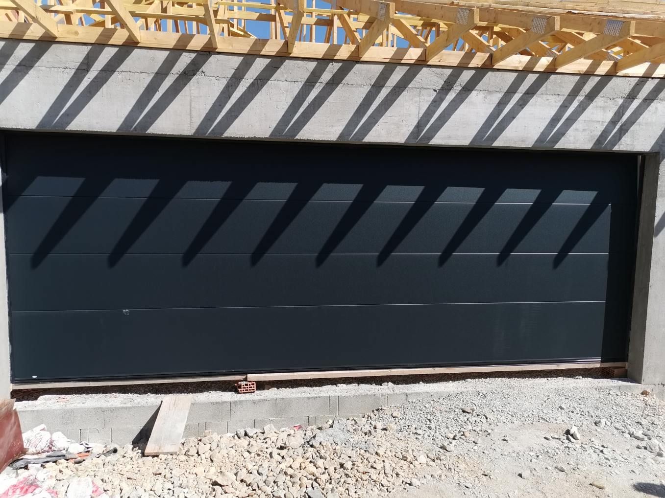 Une porte de garage en alu foncé