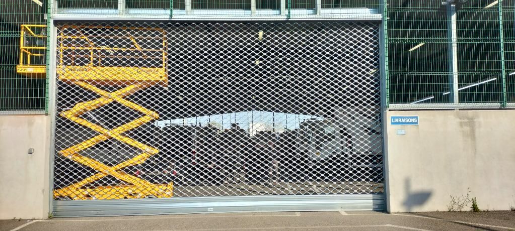 Entrée d'un entrepôt avec un rideau métallique