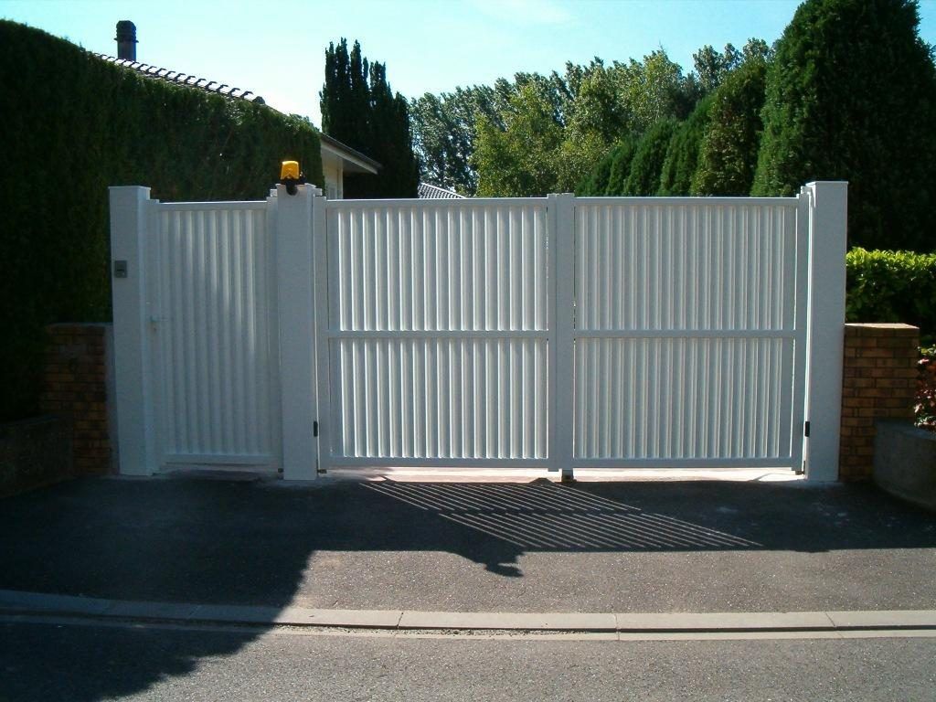 Un portail blanc automatique