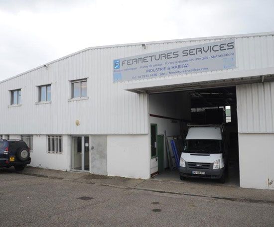 Devanture de l'entrepôt de l'entreprise Fermetures Services