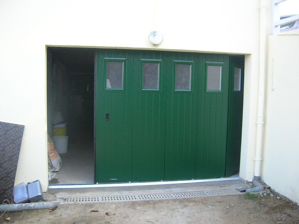 Porte de garage en bois vert