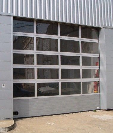 Porte de garage avec des carreaux