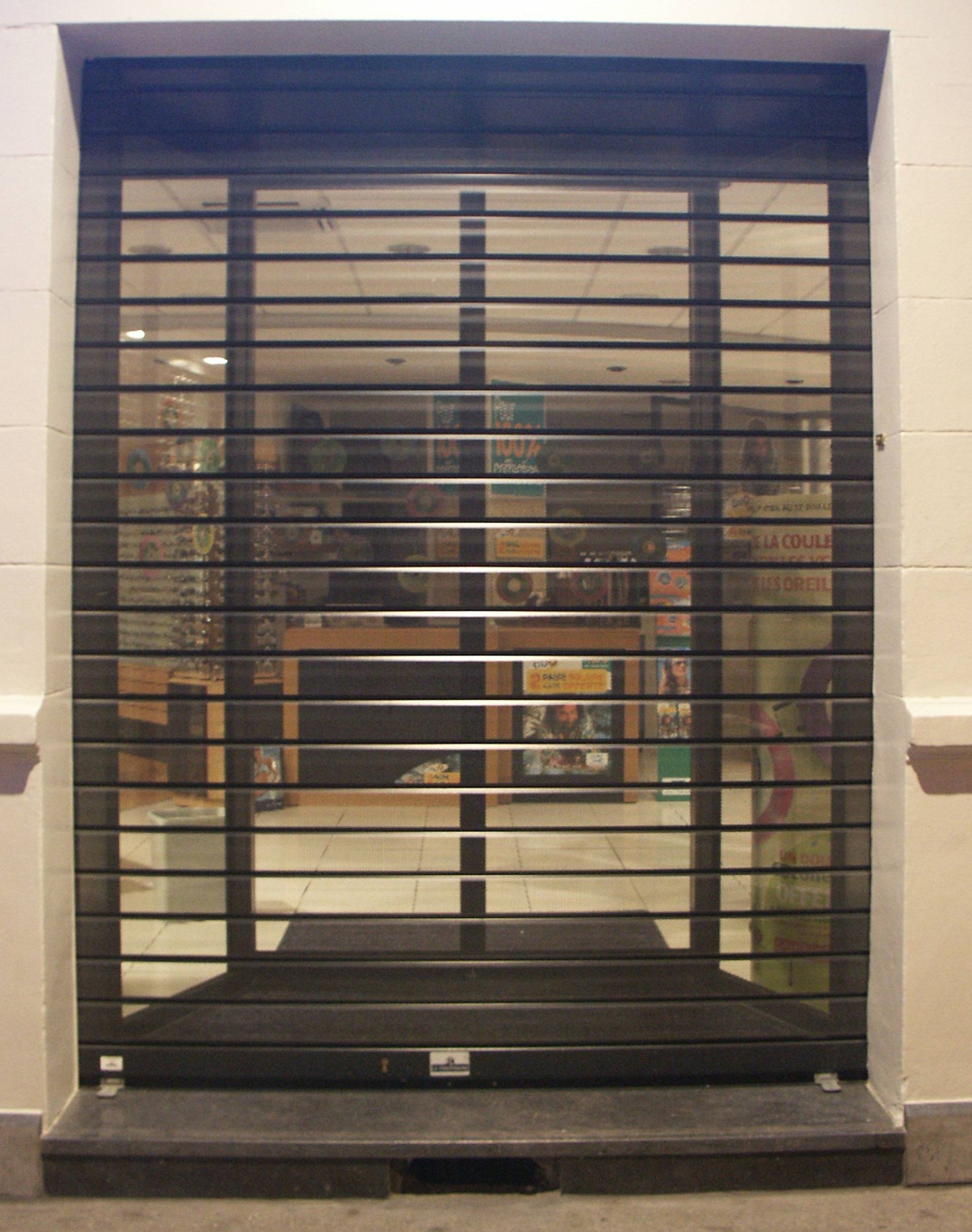 Un rideau métallique d'une boutique