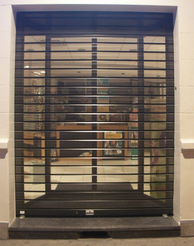 Grillage de boutique fermé