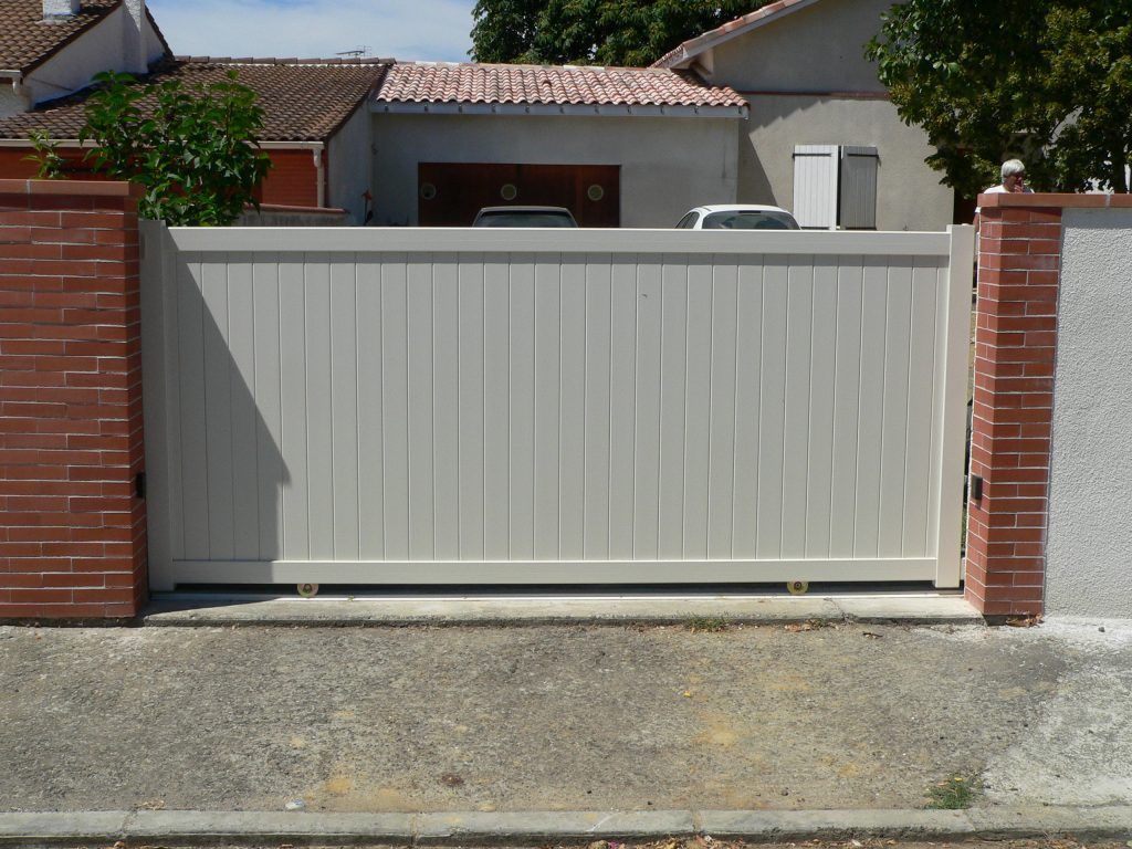 Portail alu blanc avec des lames verticales