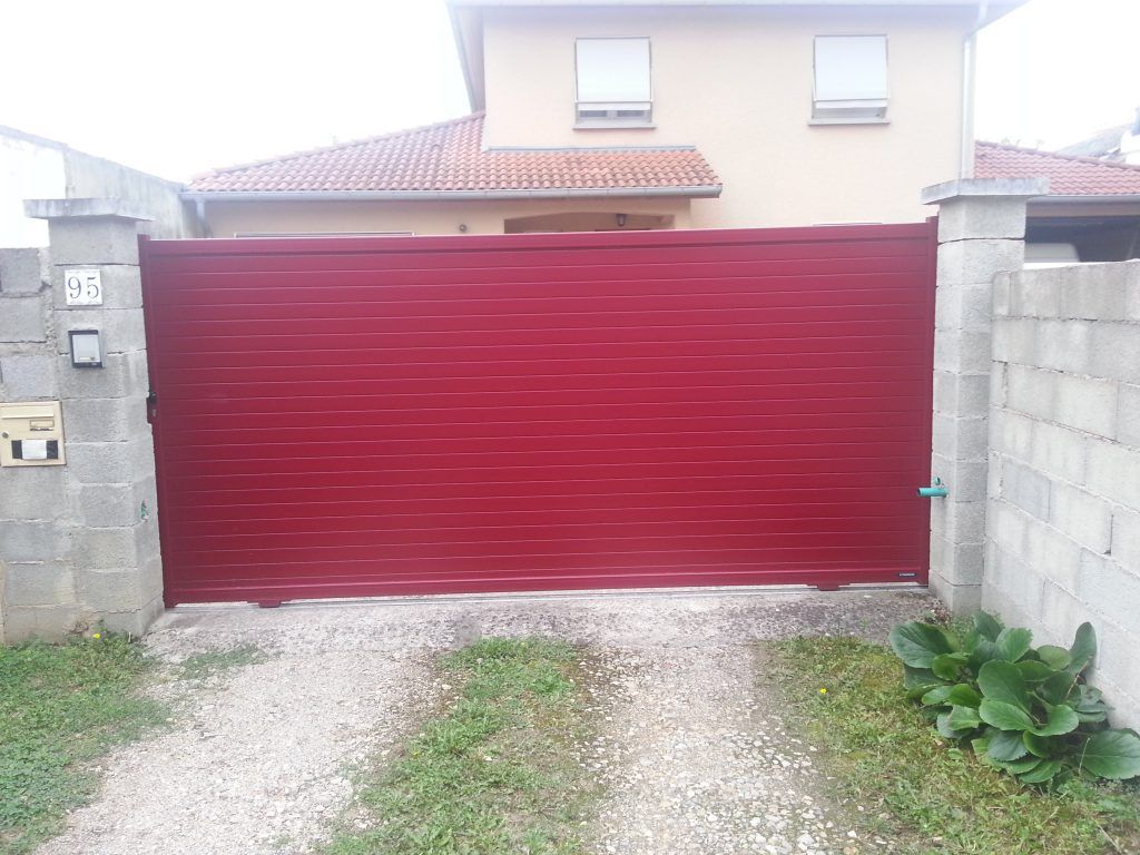 Portail en alu rouge en forme droite