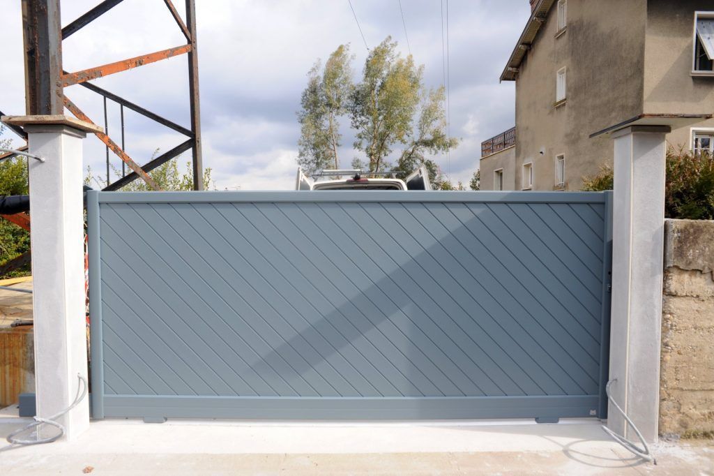 Portail en aluminium gris-bleu