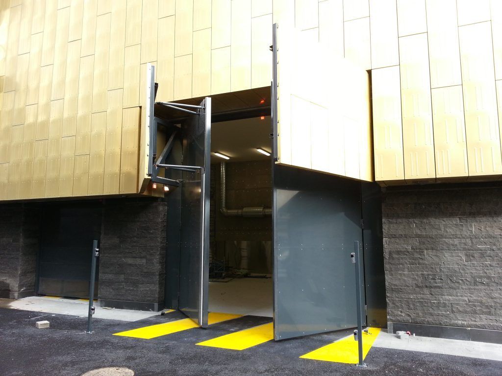 Une porte industrielle ouverte