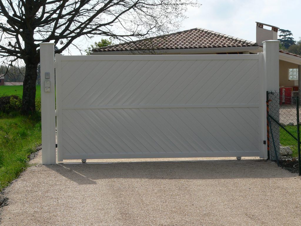 Une porte de garage sectionnelle en bois