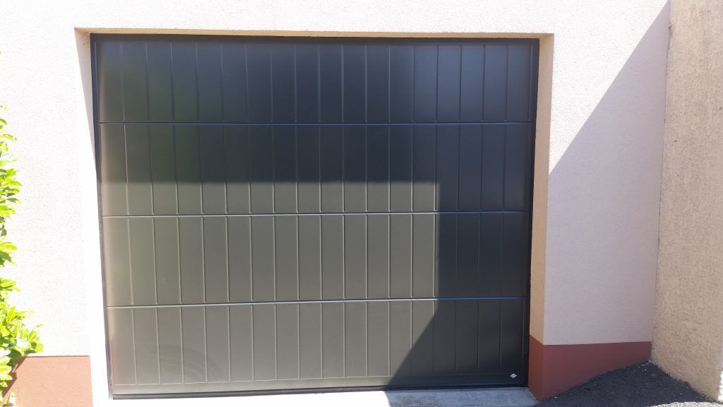 Une porte de garage en alu foncé