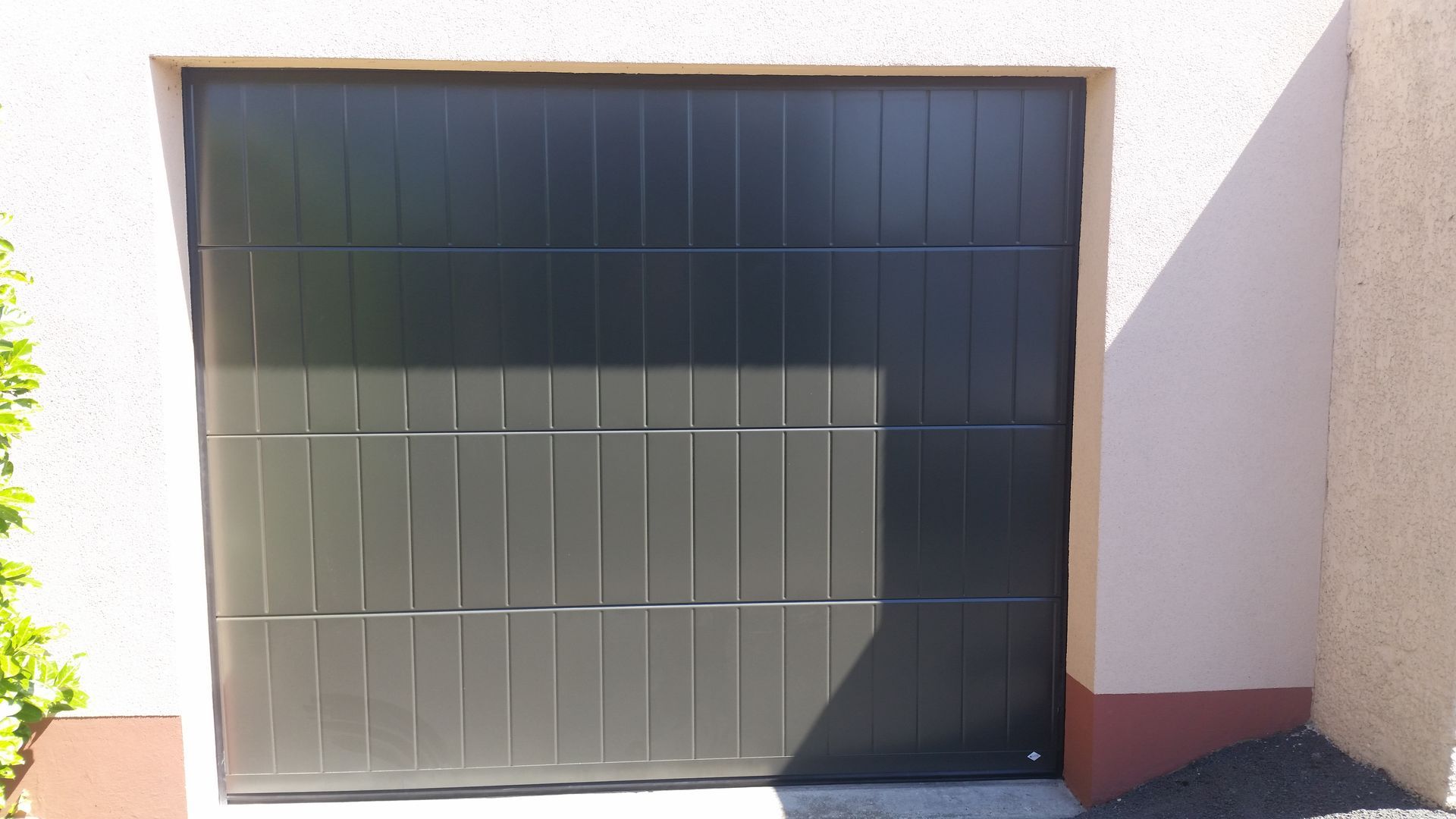 Porte de garage en alu gris