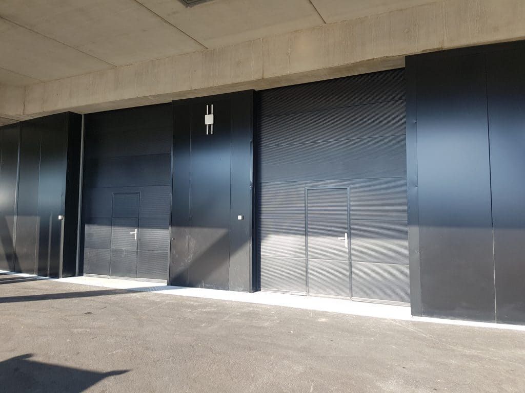 Façade d'un bâtiment avec des portes industrielles