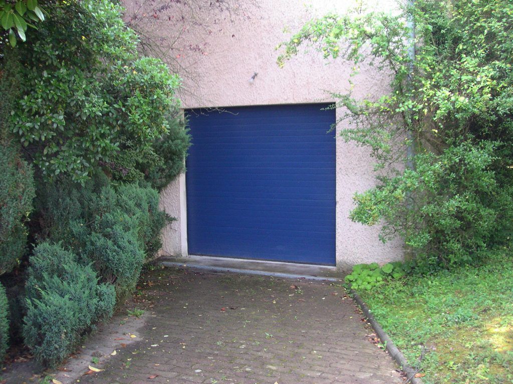Une porte de garage bleue