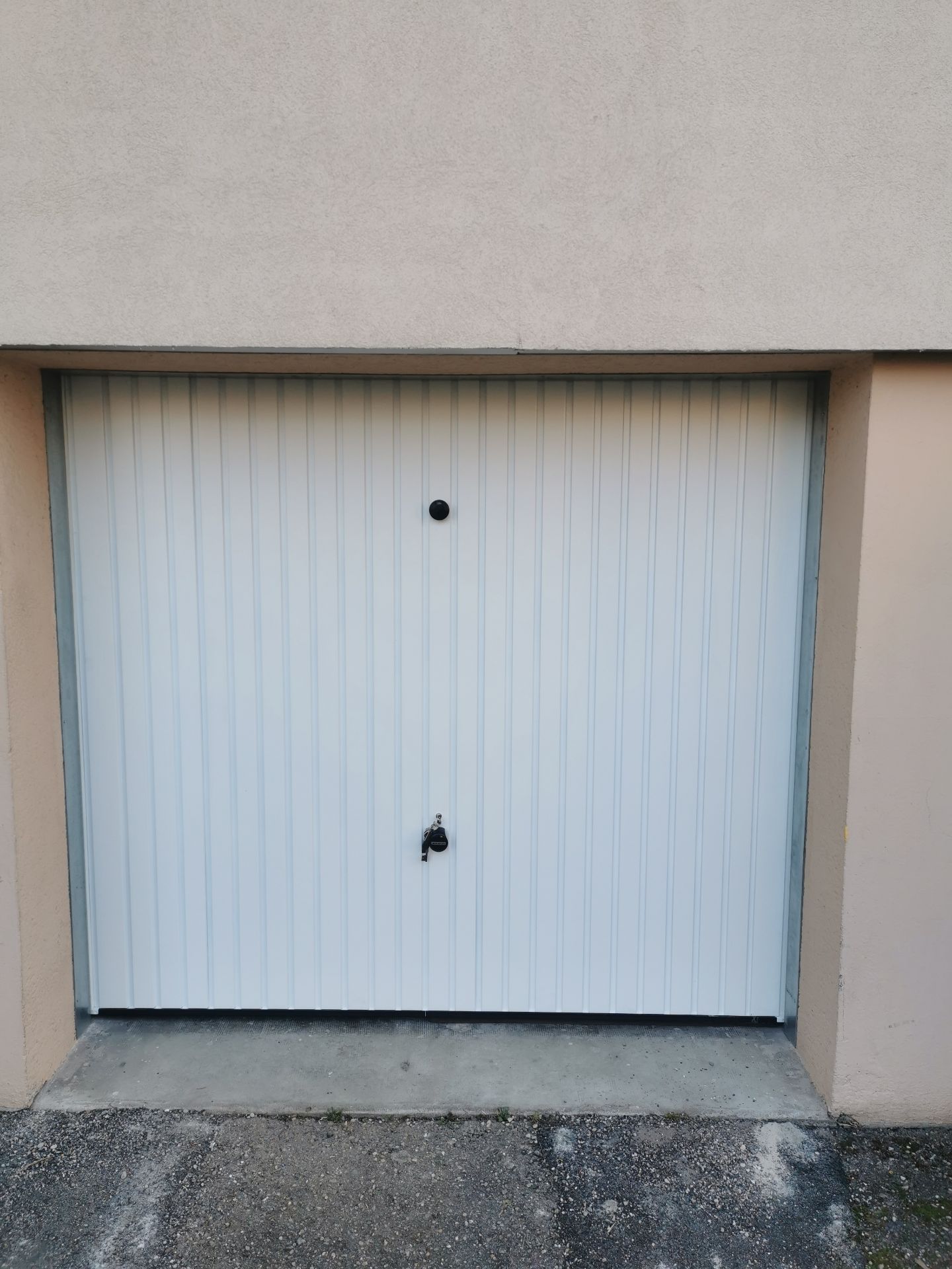 Une porte de garage basculante blanche