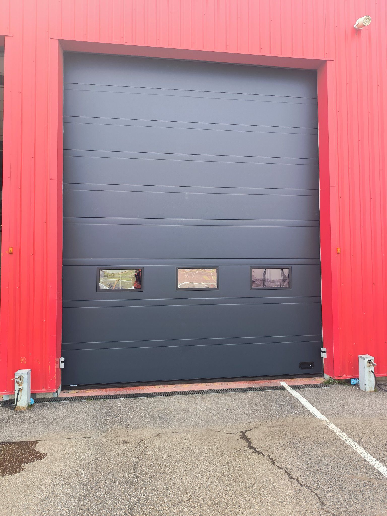 Façade rouge et porte industrielle