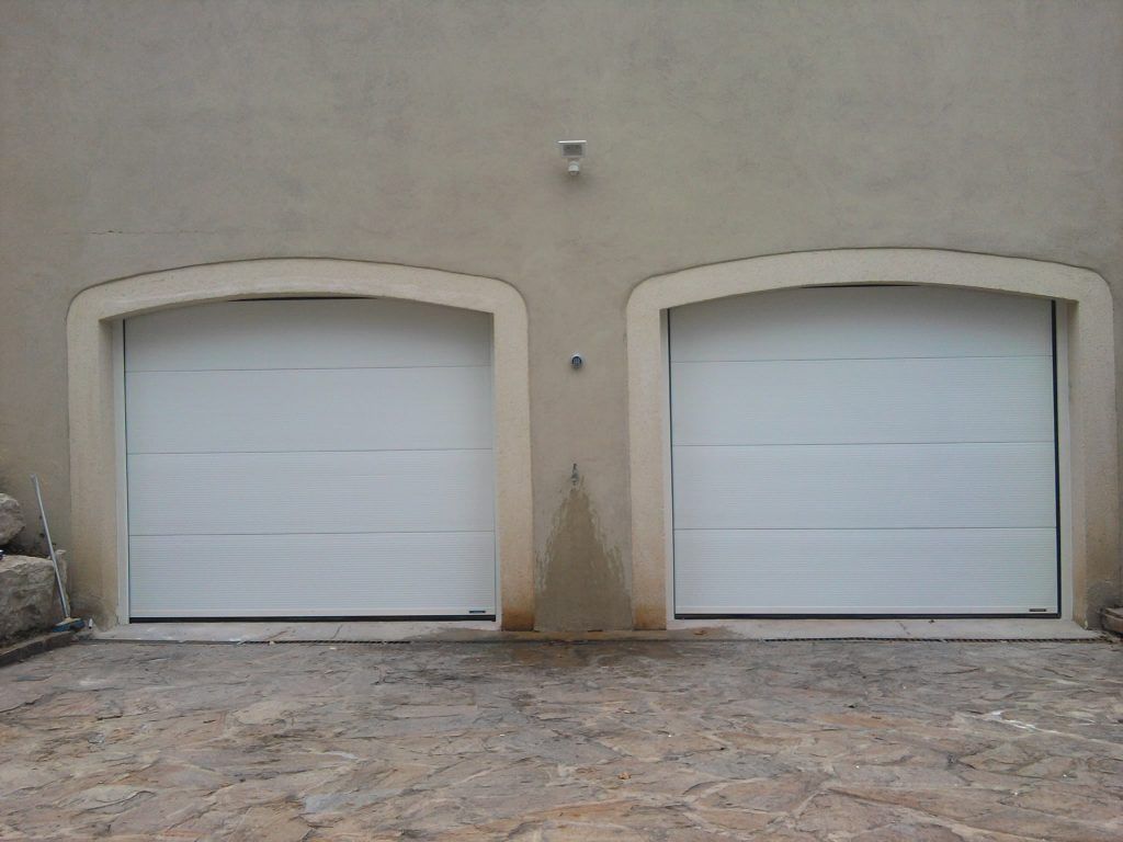 Deux portes de garage en arc