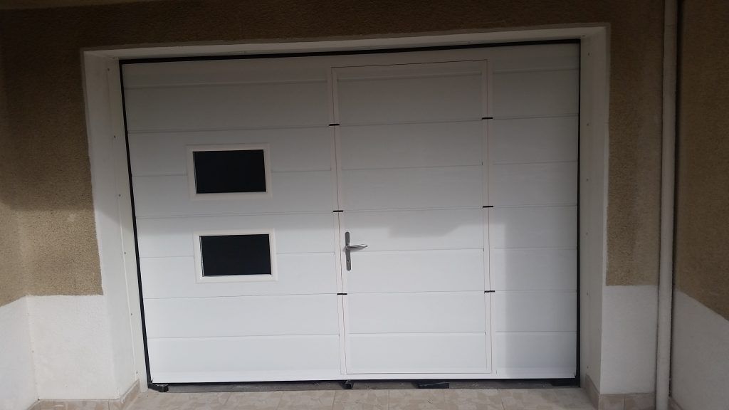 Une porte de garage sectionnelle avec carreaux