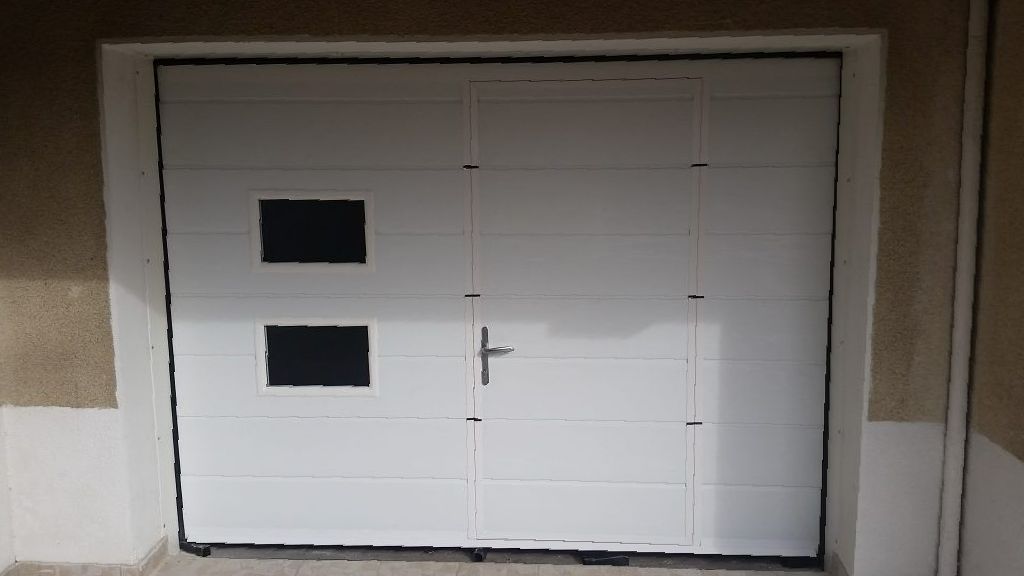 Une porte de garage blanche