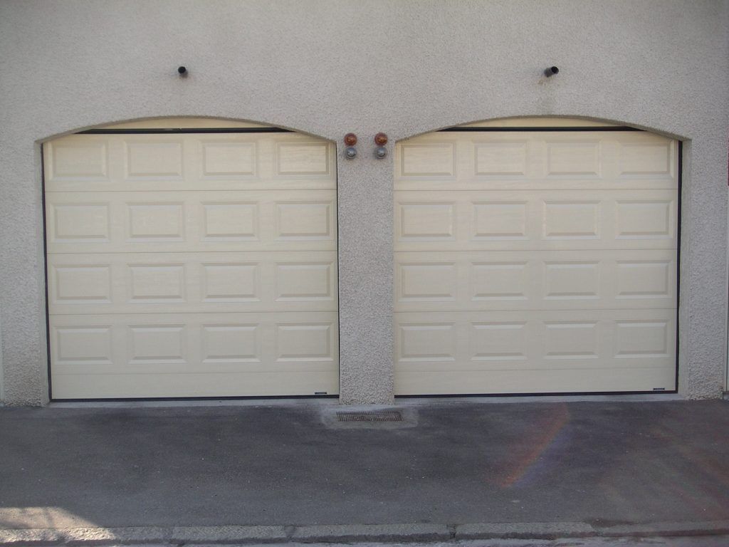 Deux portes de garage sectionnelles