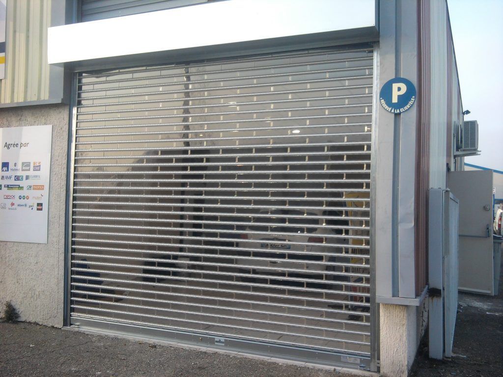 Une porte de garage sectionnelle en bois