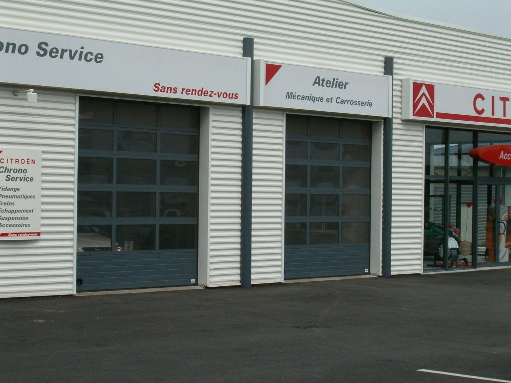 Devanture de boutiques avec des portes de garage