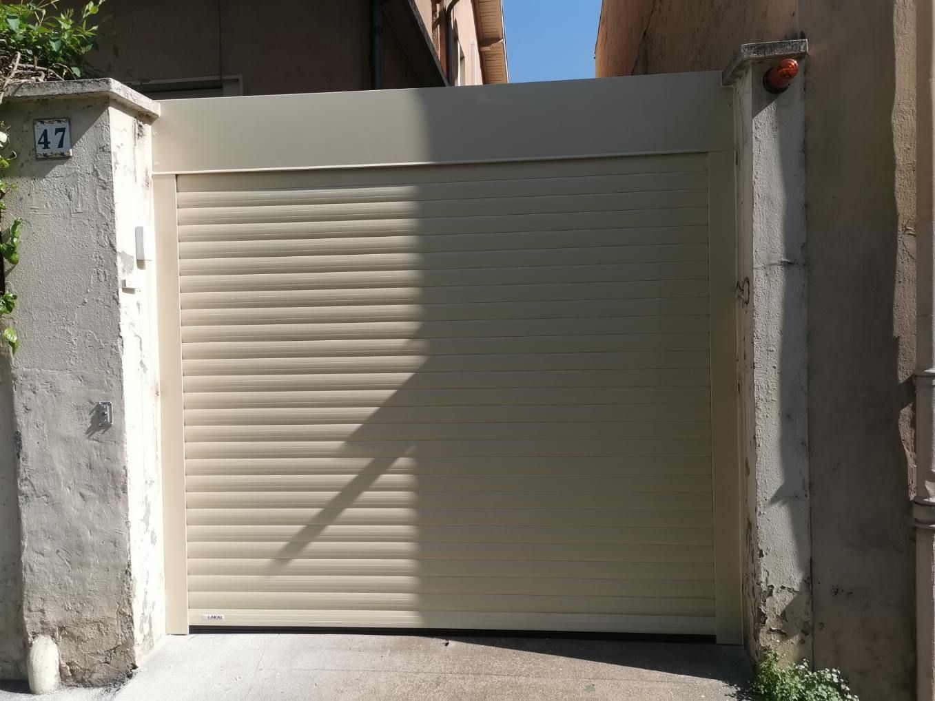 Une porte de garage de couleur blanc-écru