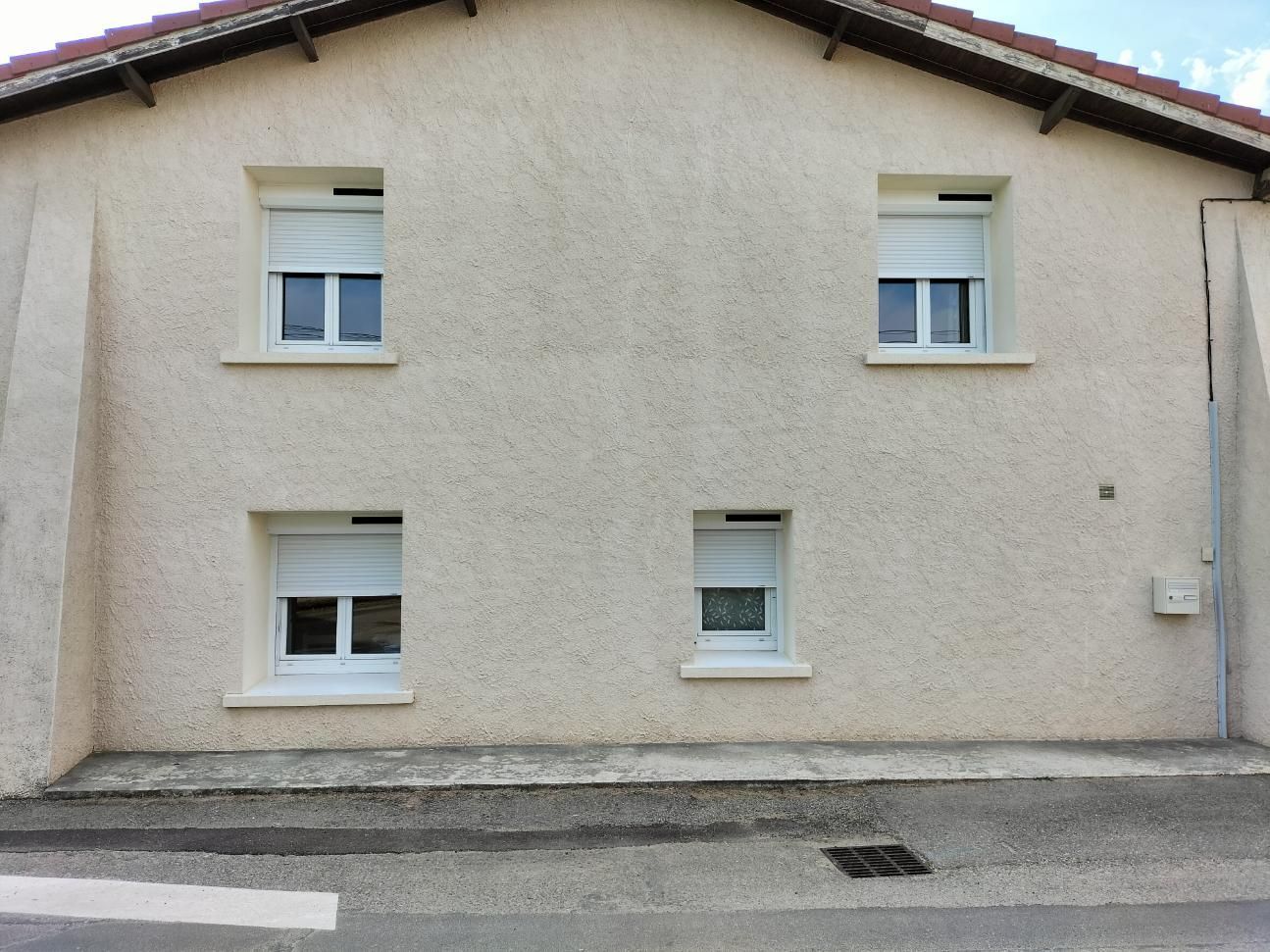 Façade de maison avec des volets roulants