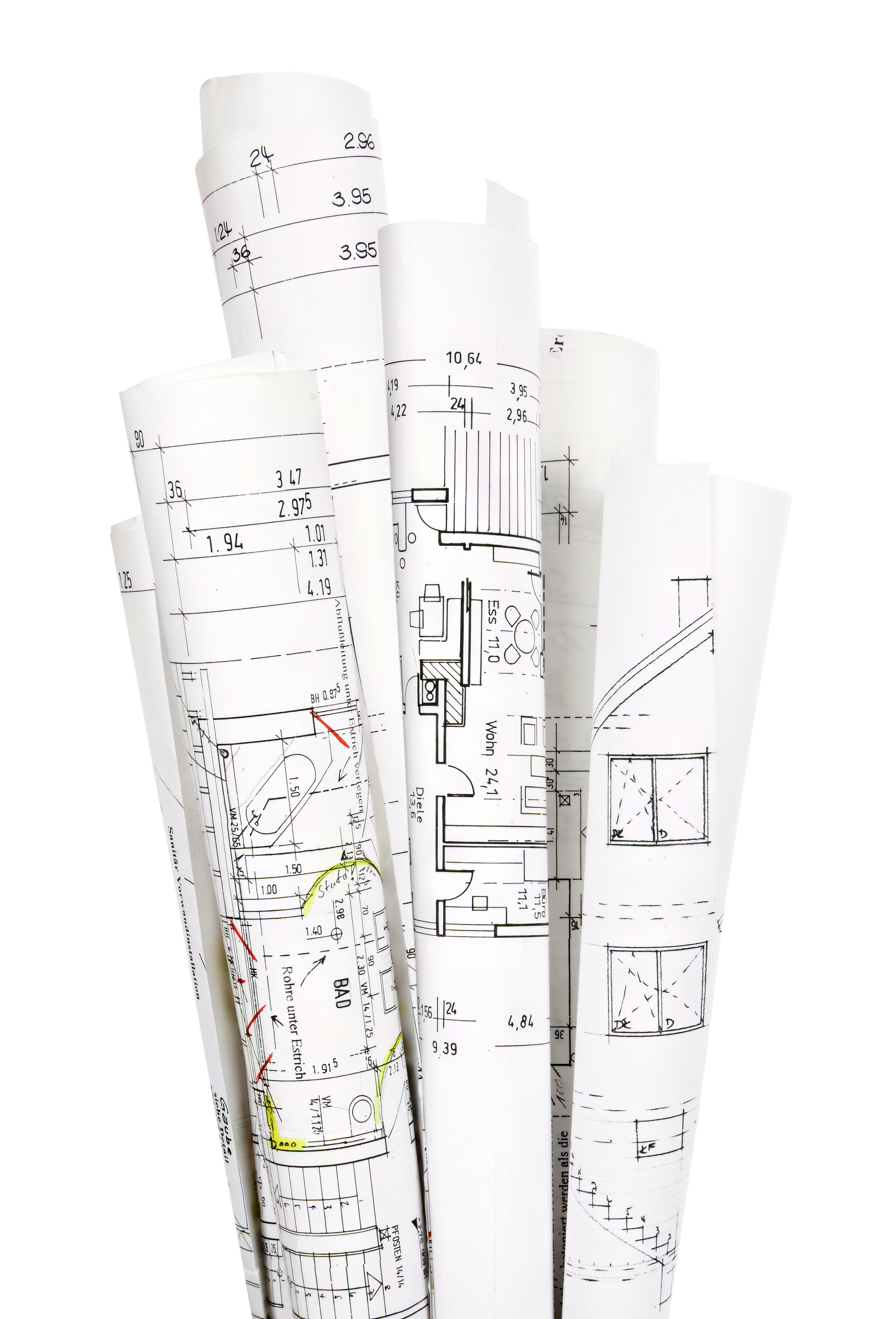 Un ensemble de rouleaux de plans architecturaux regroupés sur un fond blanc uni.