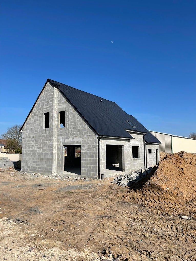 Pose d'une toiture sur une maison en construction