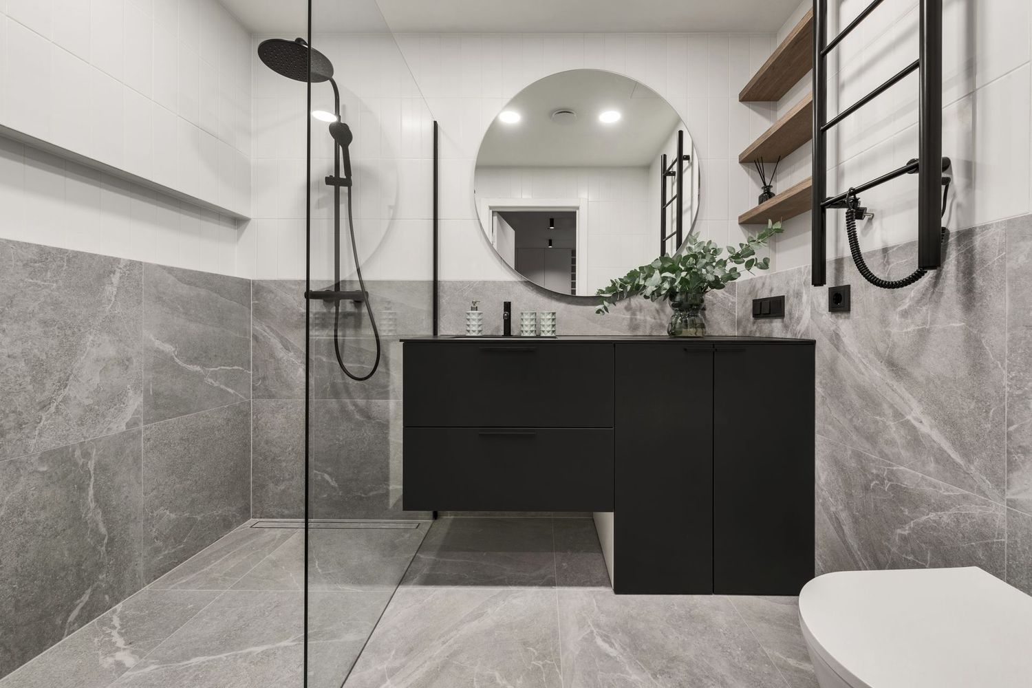 Rénovation de salle de bains avec un miroir