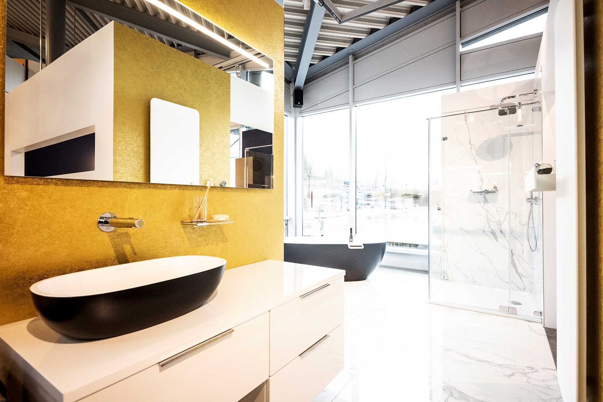 Ein Badezimmer mit Waschbecken, Spiegel und Badewanne.