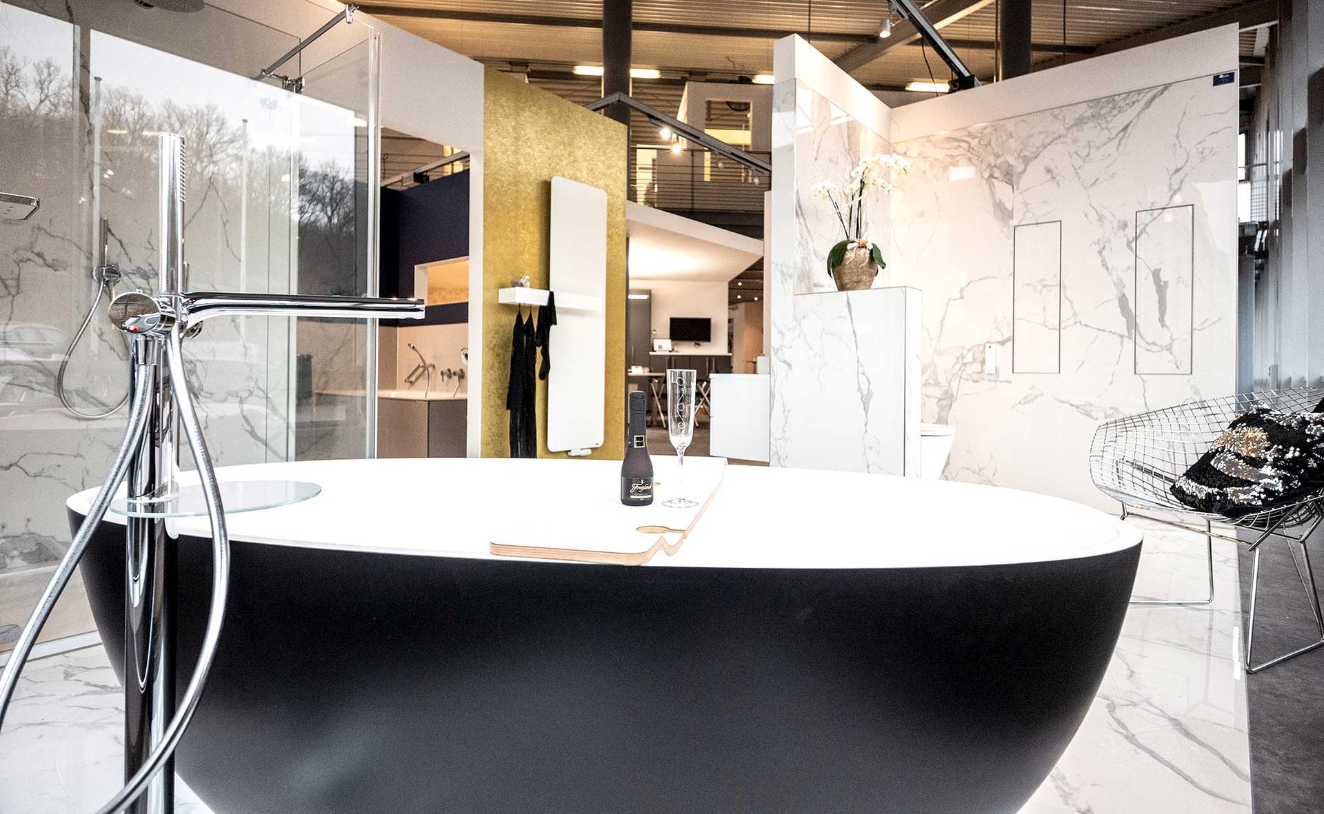 Eine schwarz-weiße Badewanne in einem Badezimmer mit einem Wasserhahn