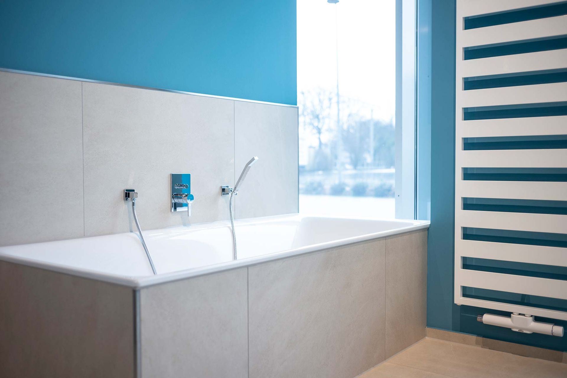 Ein Badezimmer mit Badewanne und Fenster.