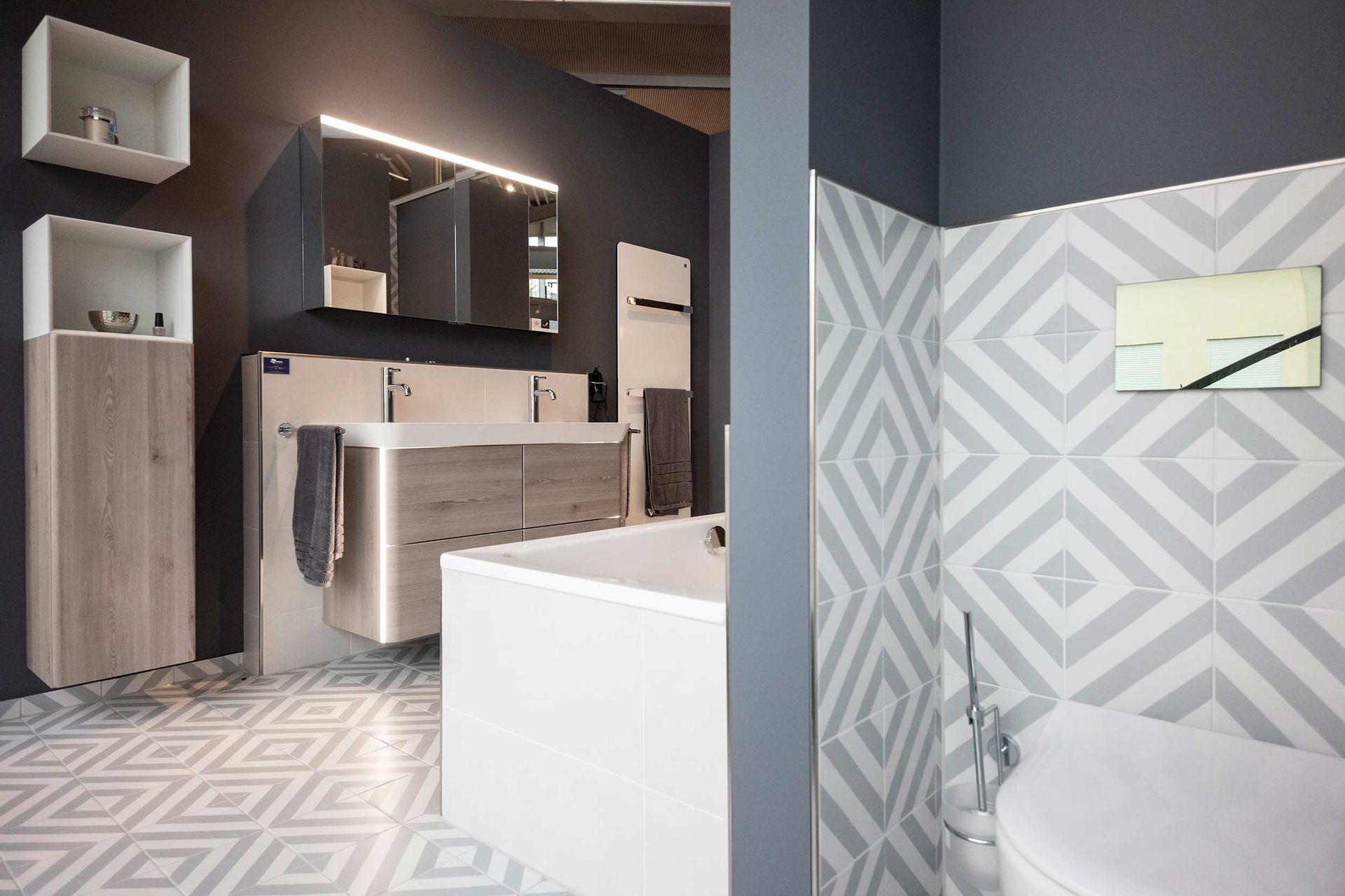 Ein Badezimmer mit Badewanne und Toilette