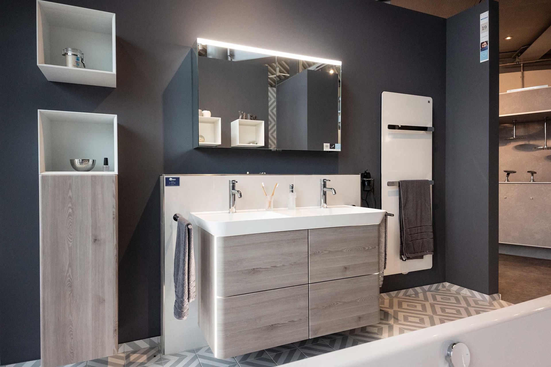 Ein Badezimmer mit zwei Waschbecken und einem Spiegel