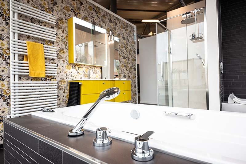 Ein Badezimmer mit Badewanne, Waschbecken, Spiegel und Dusche.