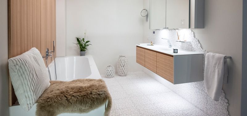 Ein Badezimmer mit Badewanne, Waschbecken und Spiegel.