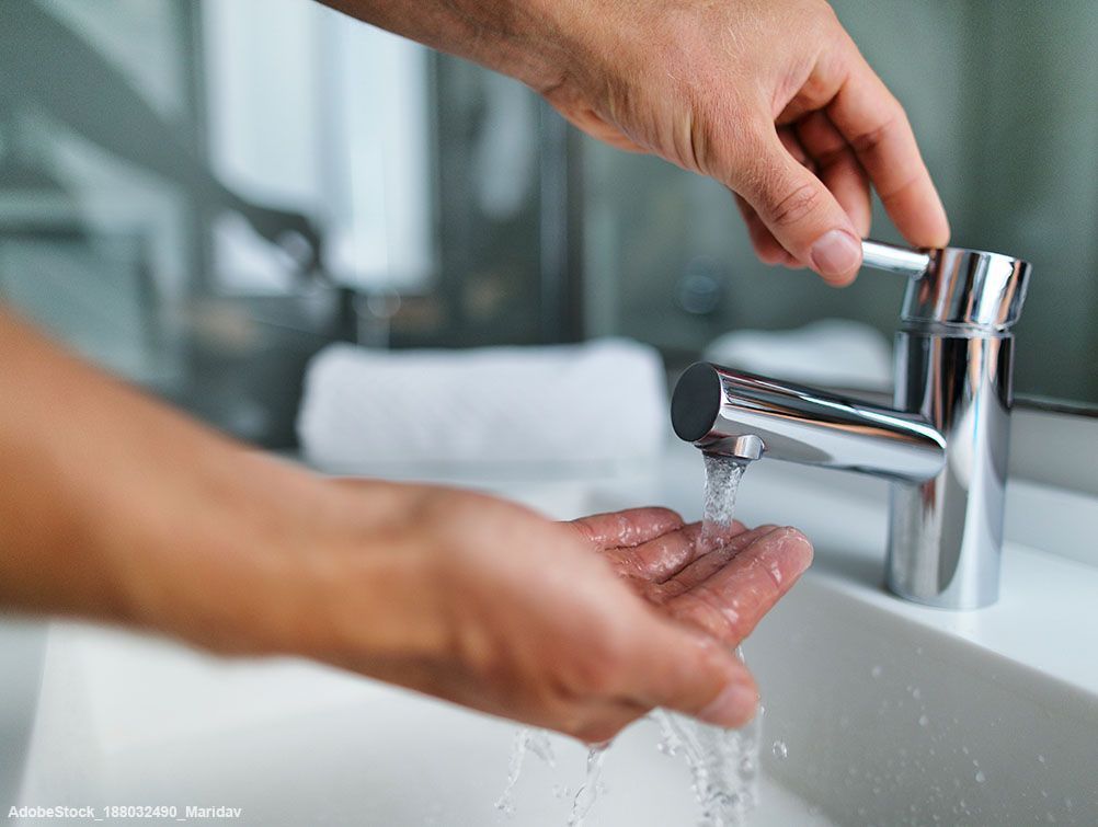 Hand unter laufendem Wasserhahn