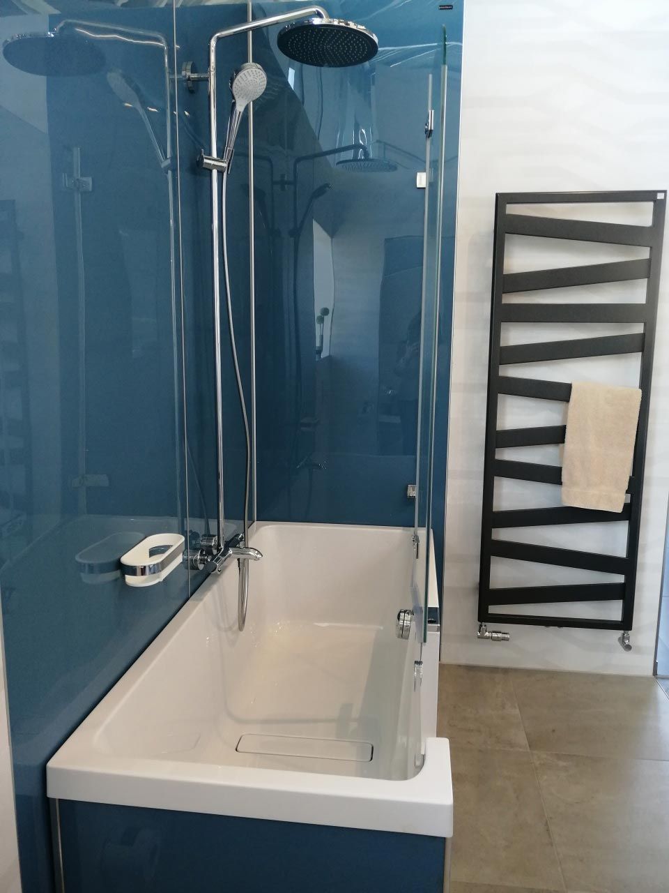 Ein Badezimmer mit Badewanne und Handtuchhalter