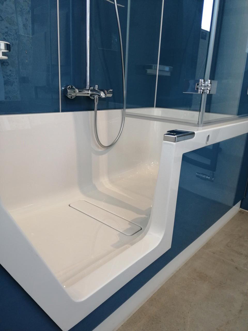 Eine Badewanne mit angeschlossener ebenerdiger Dusche