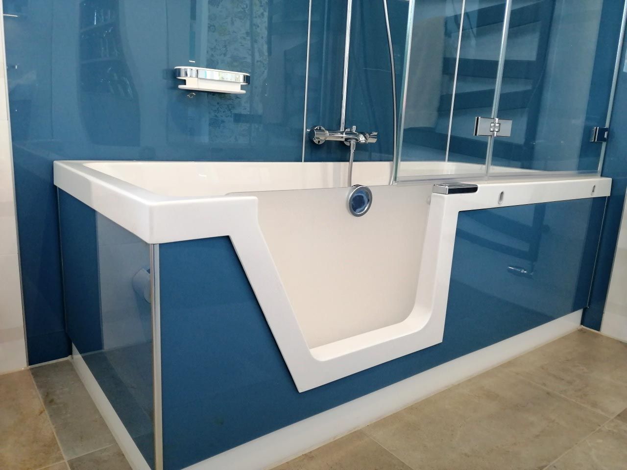 Eine Badewanne mit begehbarer Tür in einem Badezimmer