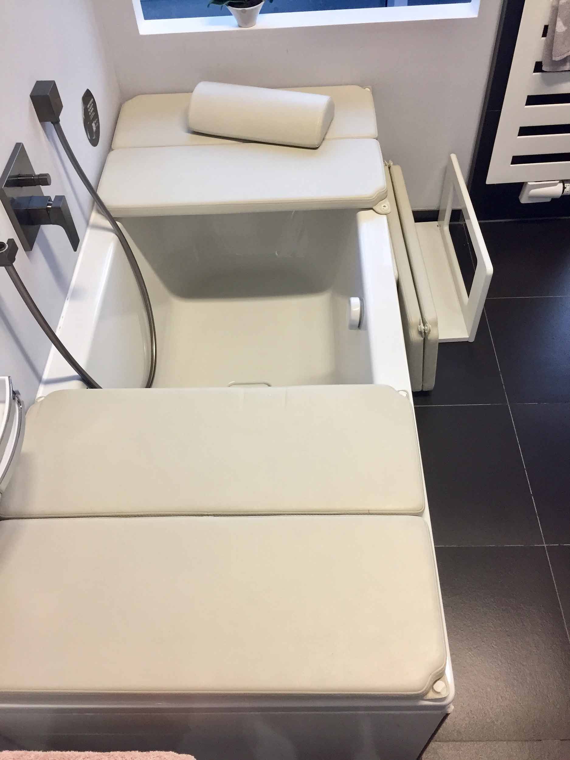 Eine Badewanne mit einem weißen Kissen darauf