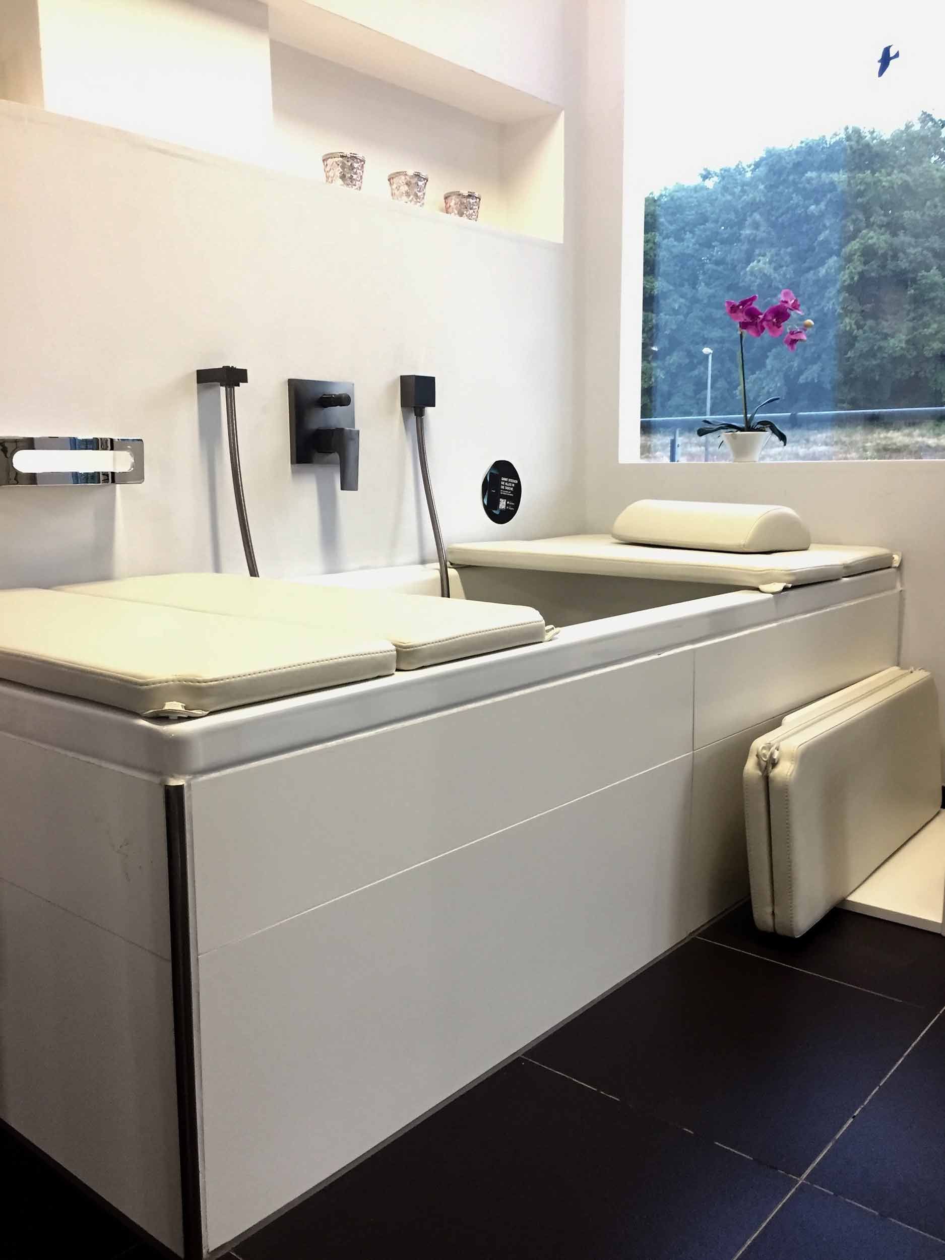 Ein Badezimmer mit Badewanne und Fenster